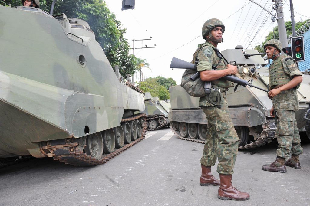高清图集:巴西军方出动装甲车协助剿匪(8)