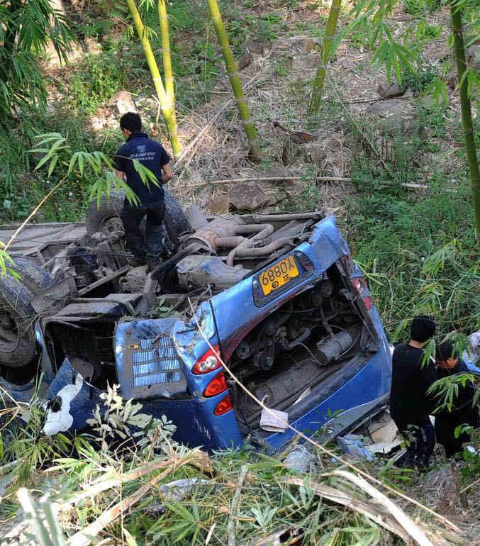 云南石屏境内发生一起交通事故致10人死亡24人伤(图)