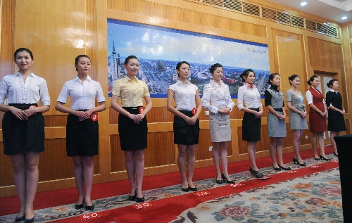 (晚报)(1)海航招聘空乘在郑州开始首场面试