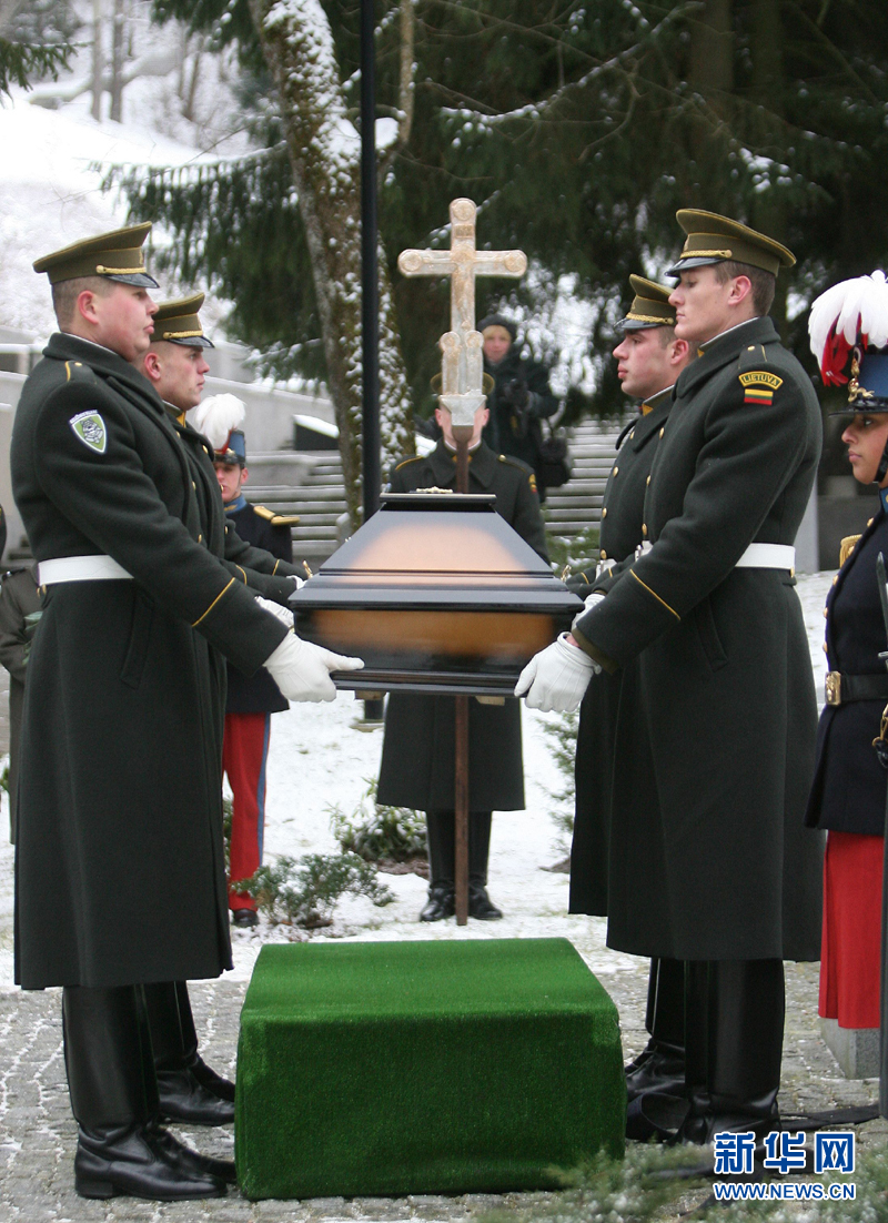 11月29日,在立陶宛首都维尔纽斯,立陶宛士兵将拿破仑士兵的棺柩入葬