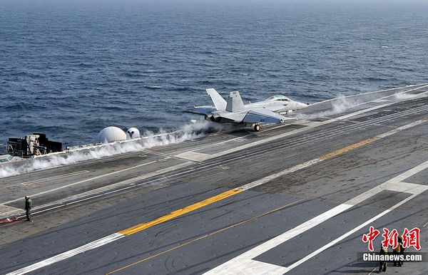 图为F/A-18E超级大黄蜂战机从“乔治・华盛顿”号航母甲板上起飞。