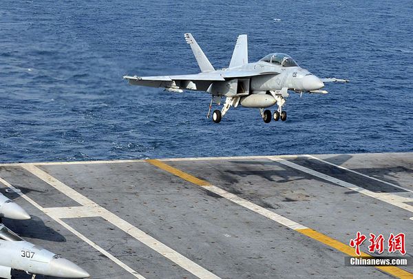 图为F/A-18E超级大黄蜂战机降落在“乔治・华盛顿”号航母甲板上。