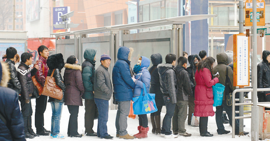 雪中排队乘车 市民没乱阵脚(图)