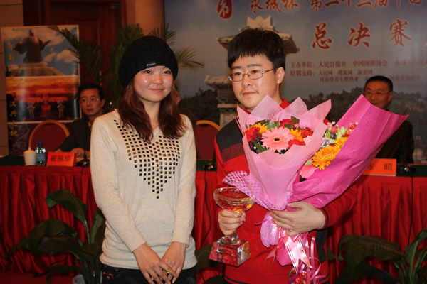 图文:名人战颁奖仪式举行 美女为江维杰献花
