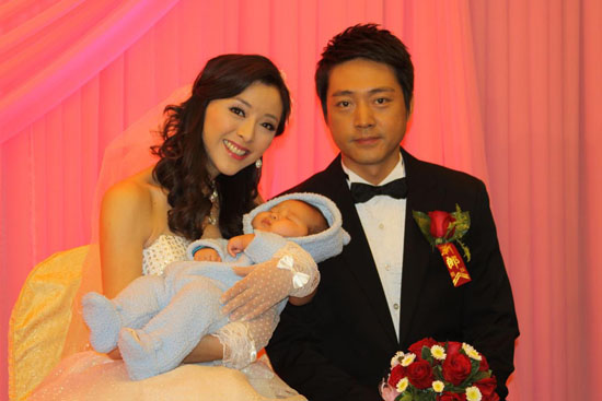 《剩女的新婚生活》黄小蕾抱着孩子"结婚"