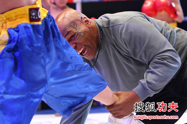 组图:泰森拳台秀醉拳 pk韩乔生与小拳手打对台