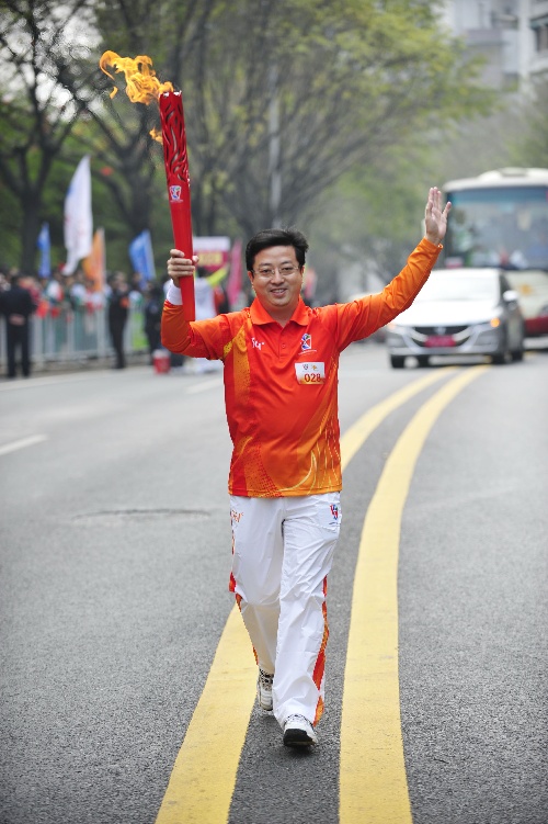 图文:亚残运会圣火麓湖之畔传递 火炬手朱荣斌