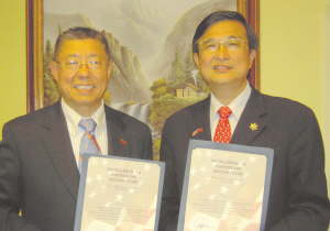 两华裔会计师荣获美国国税局颁发荣誉奖状(图