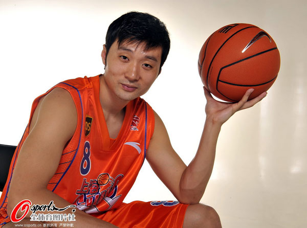 图文[cba]上海男篮写真 刘炜面带笑容