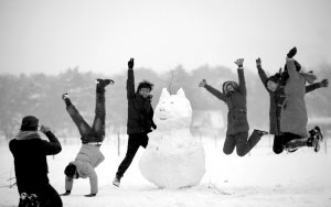 南湖边,一群年轻人围着"雪猪"合影 本报记者 孙晶磊 摄