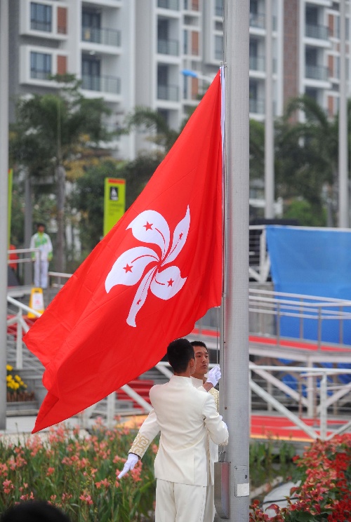 图文:香港代表团举行入村升旗仪式 旗帜飘扬