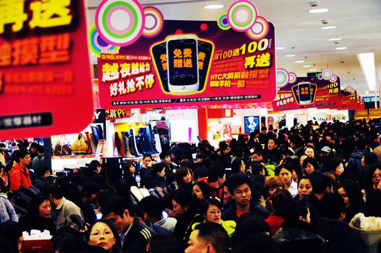 随着上海部分商场率先"夜间不打烊",沪上跨年促销战开打,场面火爆.