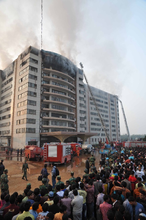 组图:孟加拉国服装厂发生火灾 16人死数十人伤