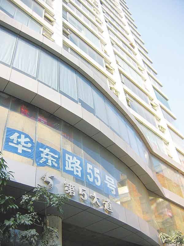 南宁市华东路55号"第5大道"大厦时,17楼靠最右侧两间没有门牌号的房间