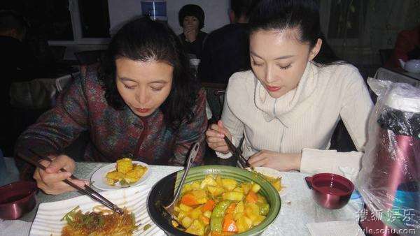 《一家人》伙食太好 傅冲反"拉帮结派"开小灶