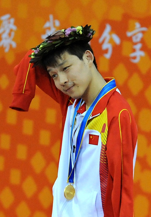 图文:亚残运会游泳比赛 许庆整理头上的花环