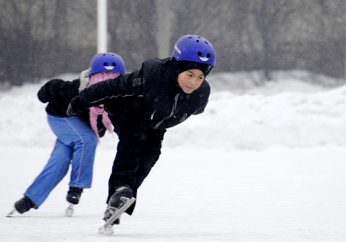 图文:速滑冠军之乡孩子学滑冰 滑的很开心