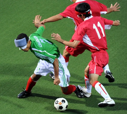 图文:伊朗获盲人足球亚军 哈米德在比赛中进攻