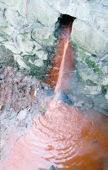 工厂排放的红色污水.