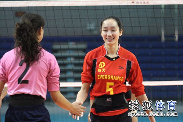 幻灯:广东恒大女排积极备战 郎平亲自指导女儿