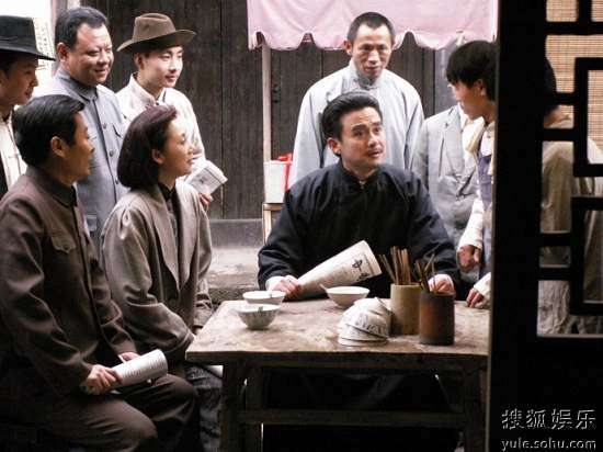 赵丹（邢岷山饰）在电影《烈火中永生》中饰演许云峰，和演员李岚（饰演江姐）在影片拍摄现场