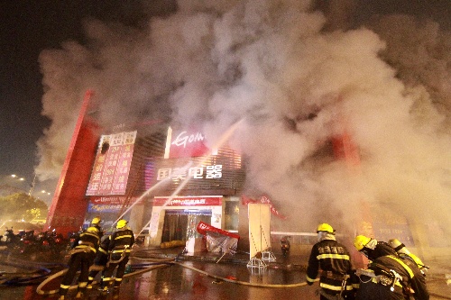 浙江金华一商场发生火灾 楼上居民约10人已转移