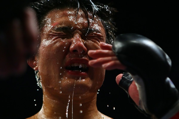 图文:五味隆典出战UFC125 浇水让自己冷静