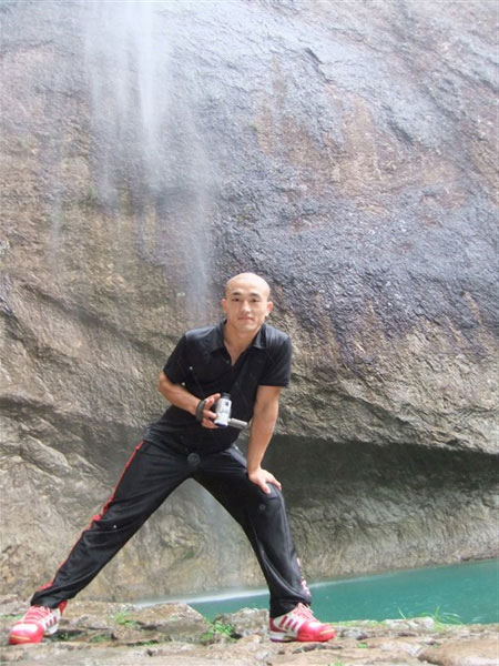 组图:武僧一龙写真耍酷 秀少林功夫身手很矫健