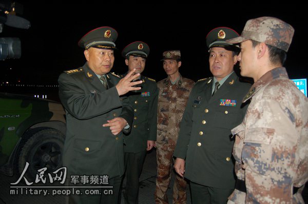 2010年4月14日晚,成都警备区司令员蒋黔智(左一),政委徐登杰,政治部