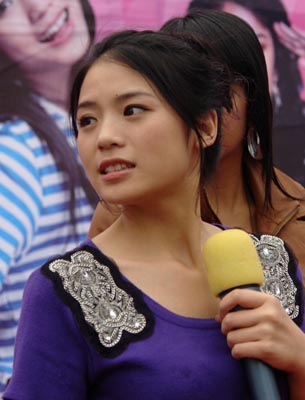 信息时报12月29日讯 (记者 谢奕娟) 2009年超女季军的黄英已经21岁