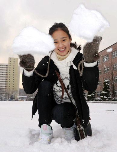 组图:韩最美小萝莉电眼迷人 孙妍在邀你打雪仗