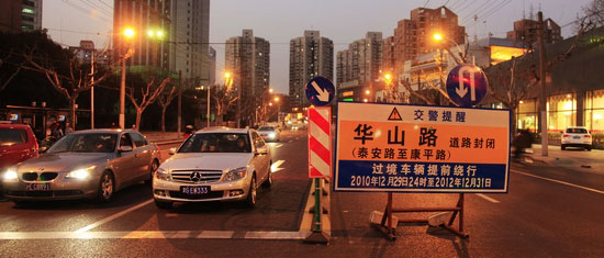 华山路封路首日 每分钟10辆车闯禁区-搜狐上海