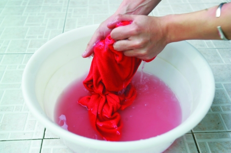 市民将毛巾放进水里不久后水就变成了红色. 记者 张永波 摄