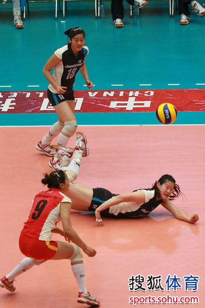图文:天津女排3-1力克江苏 陈丽怡鱼跃救球-搜狐体育
