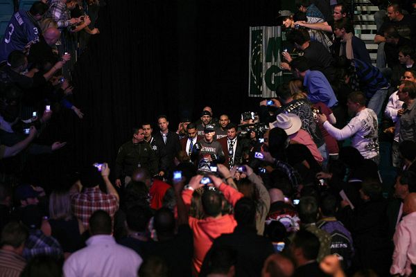 图文:UFC125期精彩图集 选手出场备受关注
