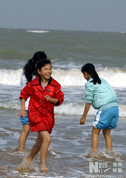 1月1日,几个女孩儿在海边戏水玩耍.