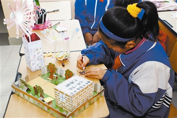 学生们在制作手工艺品