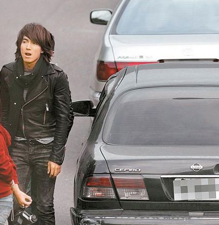 言承旭节俭开破车 重金送礼宠女友(图)