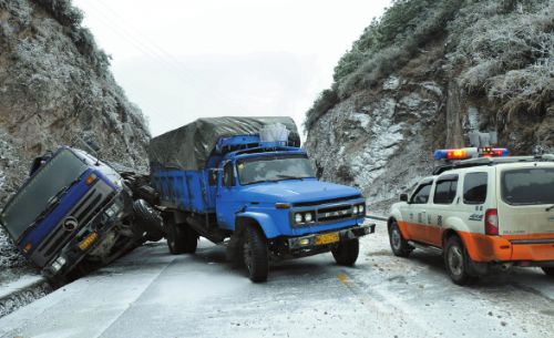 贵州湖南出现大范围冻雨 路面结冰数万人被困路途(组图)-搜狐滚动