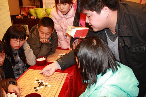 五子棋大师朱建峰给小棋手现场指导