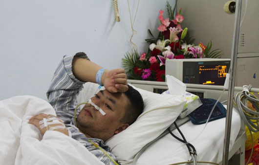 1月5日，大华医院病房内，受伤的安徽乘客躺在病床上。