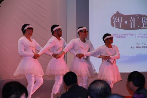 10广州(1)班的四位大男生舞蹈《天鹅湖》