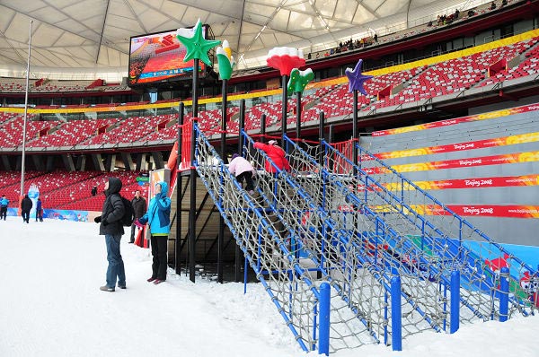 组图:鸟巢冰雪季现场趣味多 搭建今冬欢乐海洋