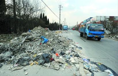 淞行路沿途乱倒的渣土垃圾令人触目惊心 晚报何雯亚 现场图片