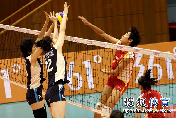 图文:北京女排3-0广东 薛明刘晓彤拦网