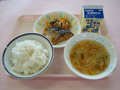 日本学校食堂都做什么饭[组图]