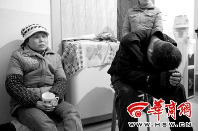 　　计光辉的母亲和哥哥怎么也想不到苦寻了5天，他会死在自家门楼上 本报记者 赵雄韬摄