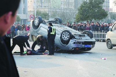 车祸中轿车翻车.