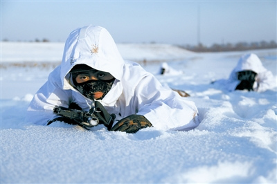 解放军列装试穿新型雪地伪装服 有效阻挡紫外侦察(图)