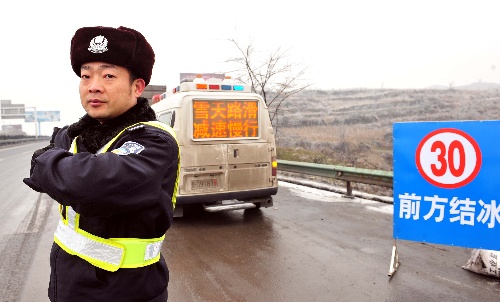 (冰冻灾害)(3)贵州高速交警:8000余次出警保畅